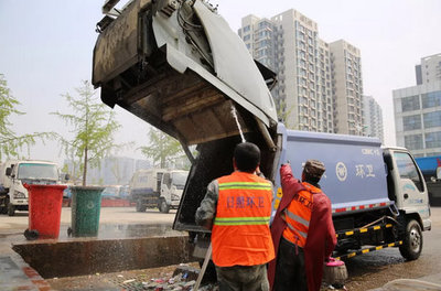 城市環衛與工程保障 壓縮式垃圾車、高空作業車與灑水車的協同作用